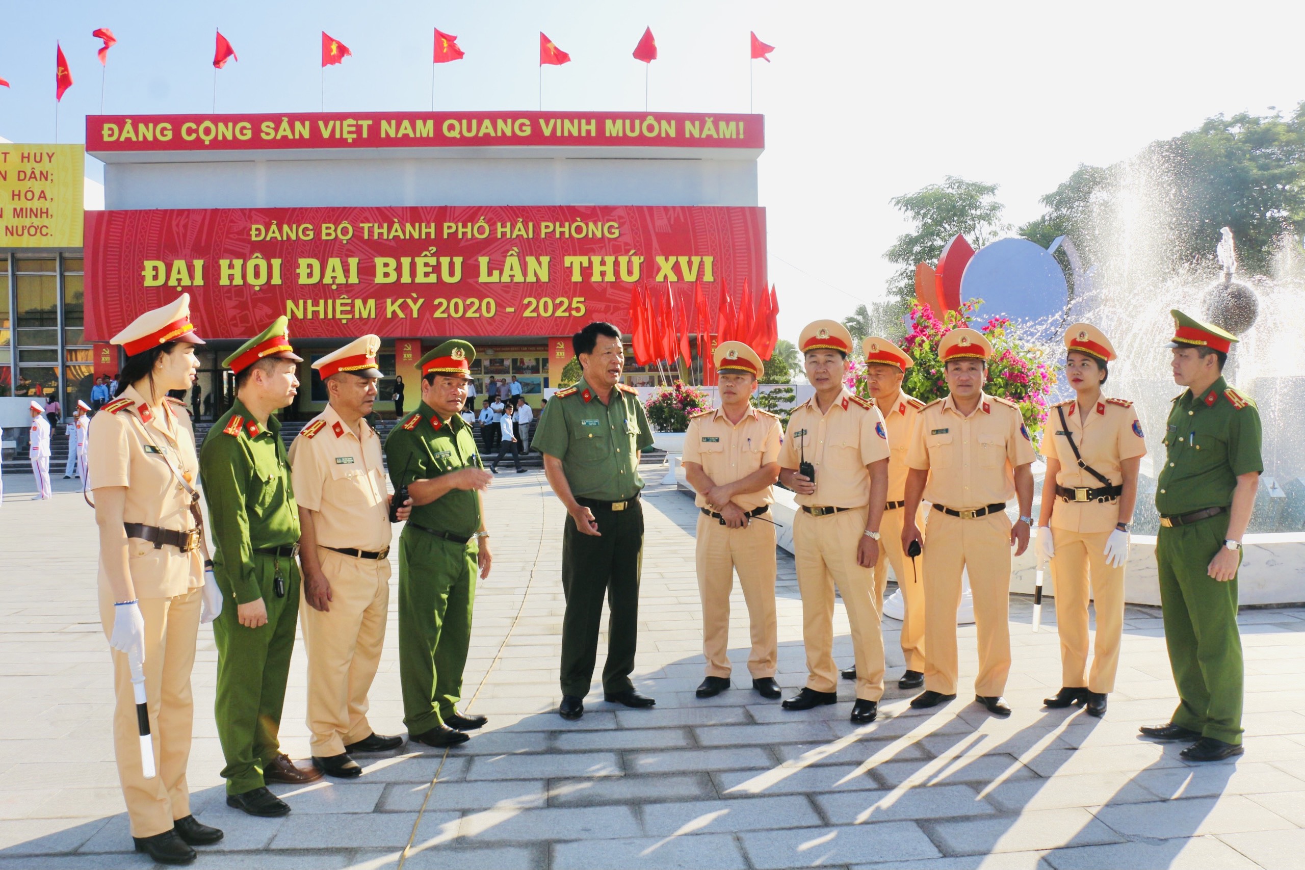 Phòng CSGT đường bộ, đường sắt diễn tập các phương án bảo vệ đoàn, phục vụ Đại hội Đảng bộ Thành phố lần thứ XVI